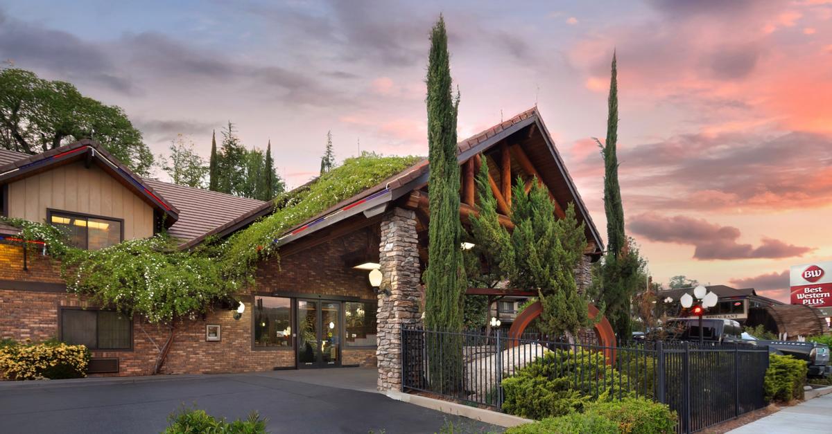 Lodge-style entrance of Best Western Plus Yosemite Gateway Inn